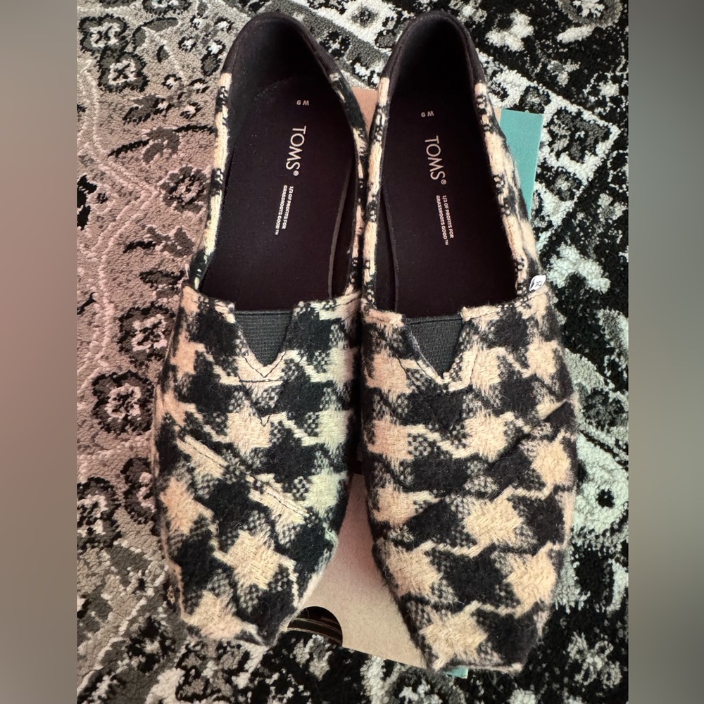 TOMS “black XL houndstooth” - used - size 9